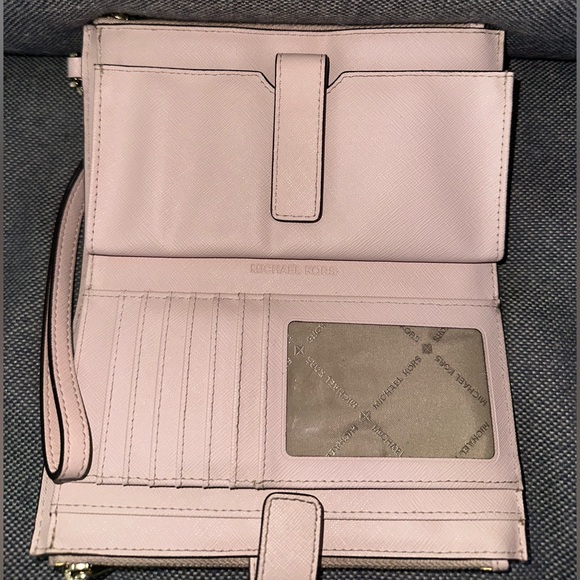 MICHAEL KORS Jet Set Large
Leather Smartphone Wristlet Wallet - Picture 5 of 7